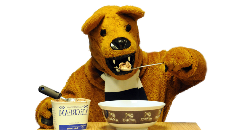 尼塔尼狮子吉祥物喜欢伯基乳品店的冰淇淋.